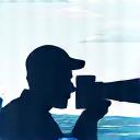 Appareil photo professionnel pointé vers la mer.